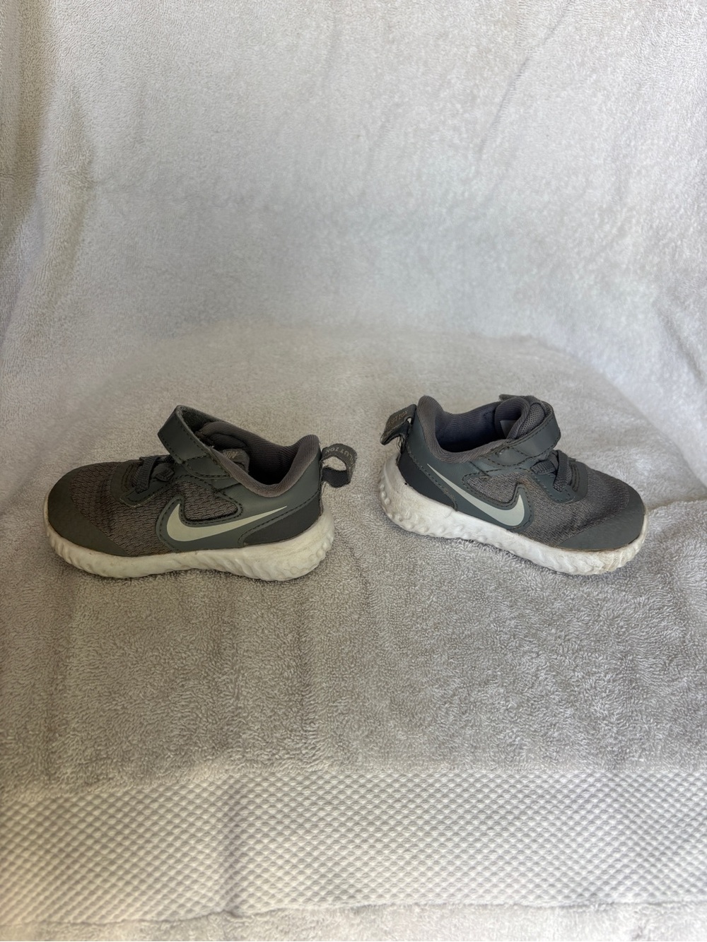Nike Toddler Gray and White Sneakers with Hook-and-Loop Strap. Toddler size 4